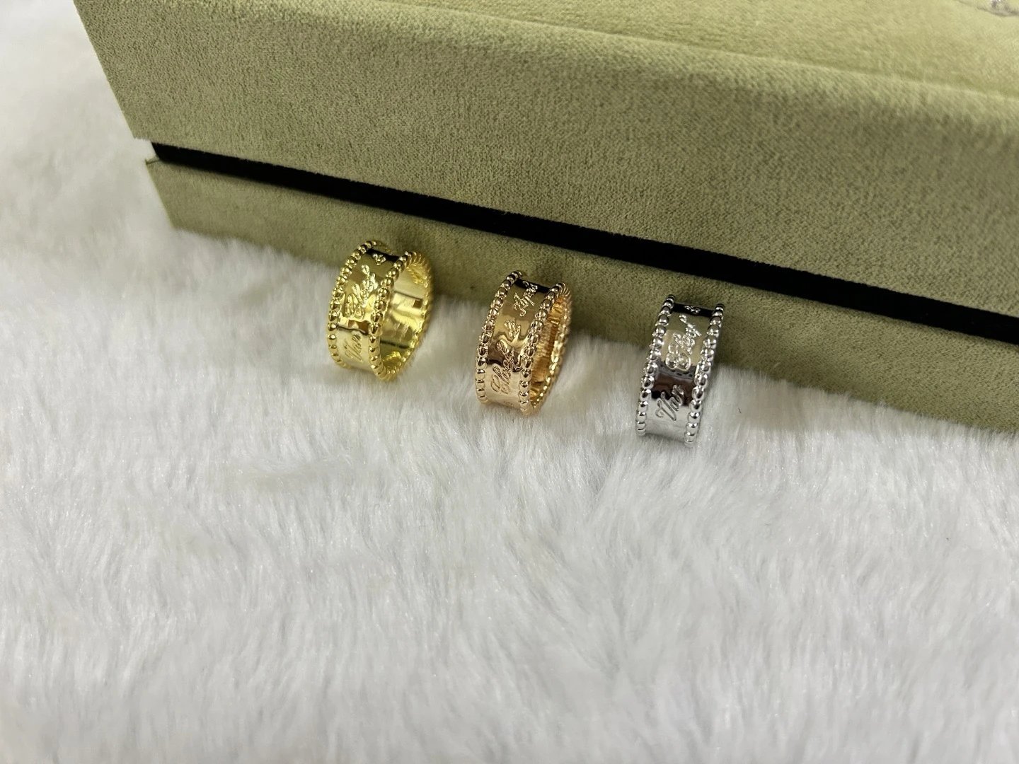 Tiffany & Co. Return to Tiffan