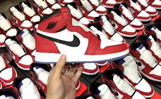 Air Jordan 1 High OG Chicago Red White Black Sneakers - 136318