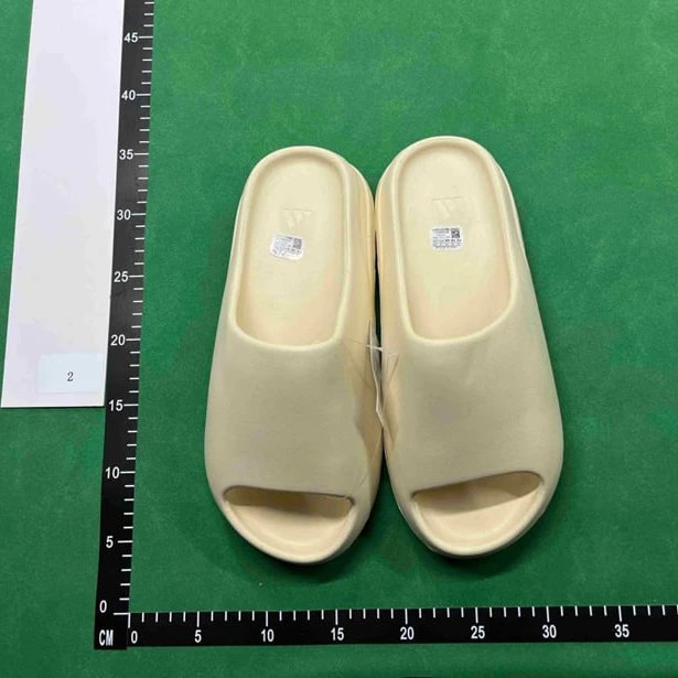Y**zy Slide - 136505