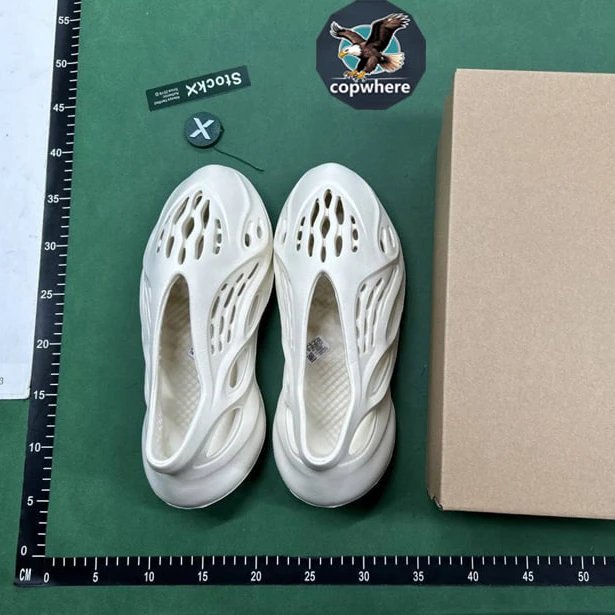 Y**zy Foam RNNR - 136167