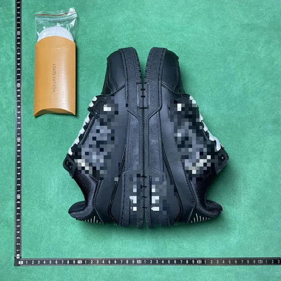 B3D lace up flat bottomed low top board shoes
