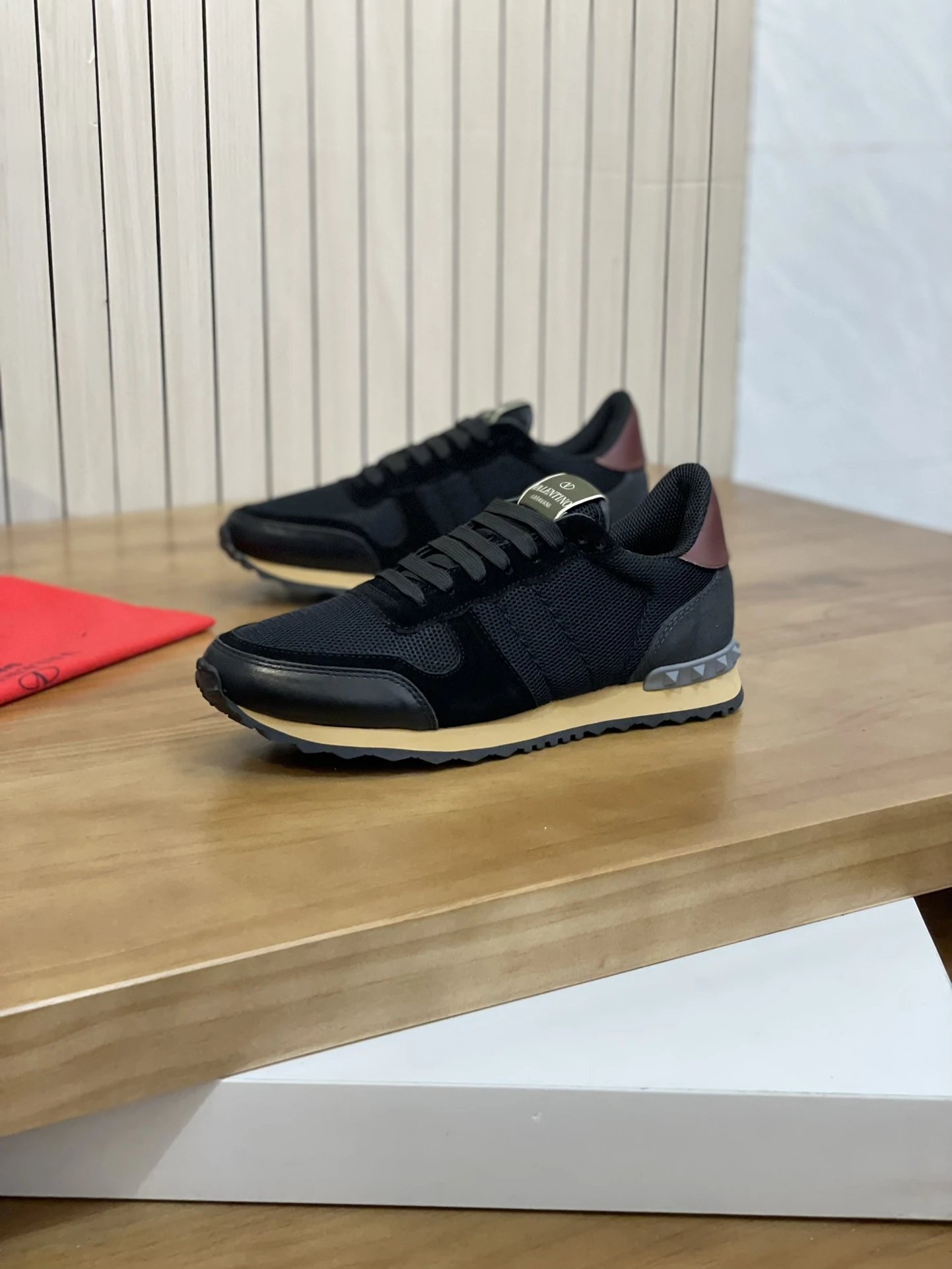 Valentino Garavani Sneakers VLogo low-top with studded heel detail — 21