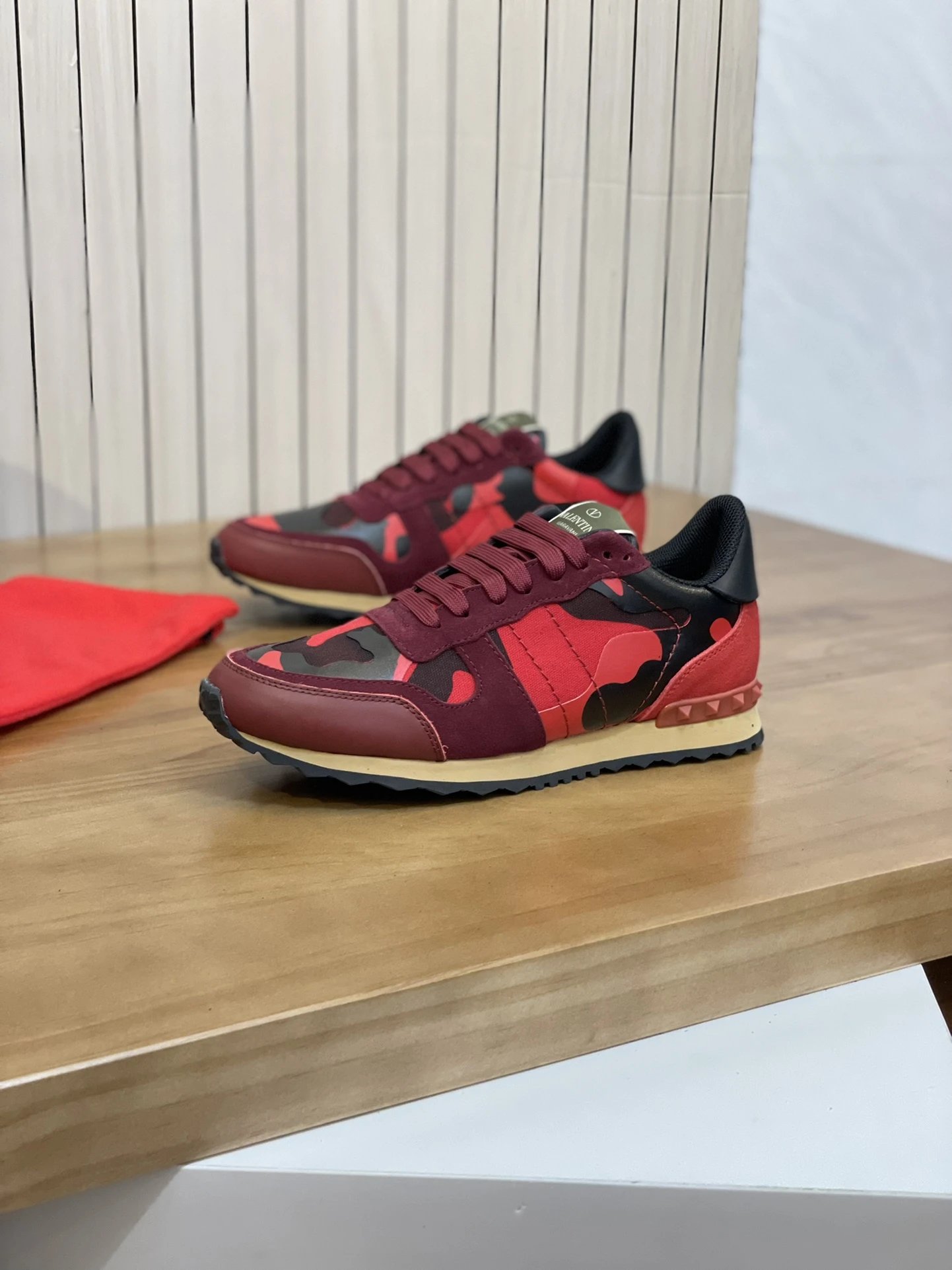 Valentino Garavani Sneakers VLogo low-top with studded heel detail image 7