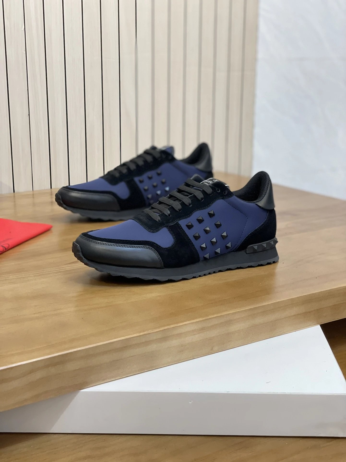 Valentino Garavani Sneakers VLogo low-top with studded heel detail — 15