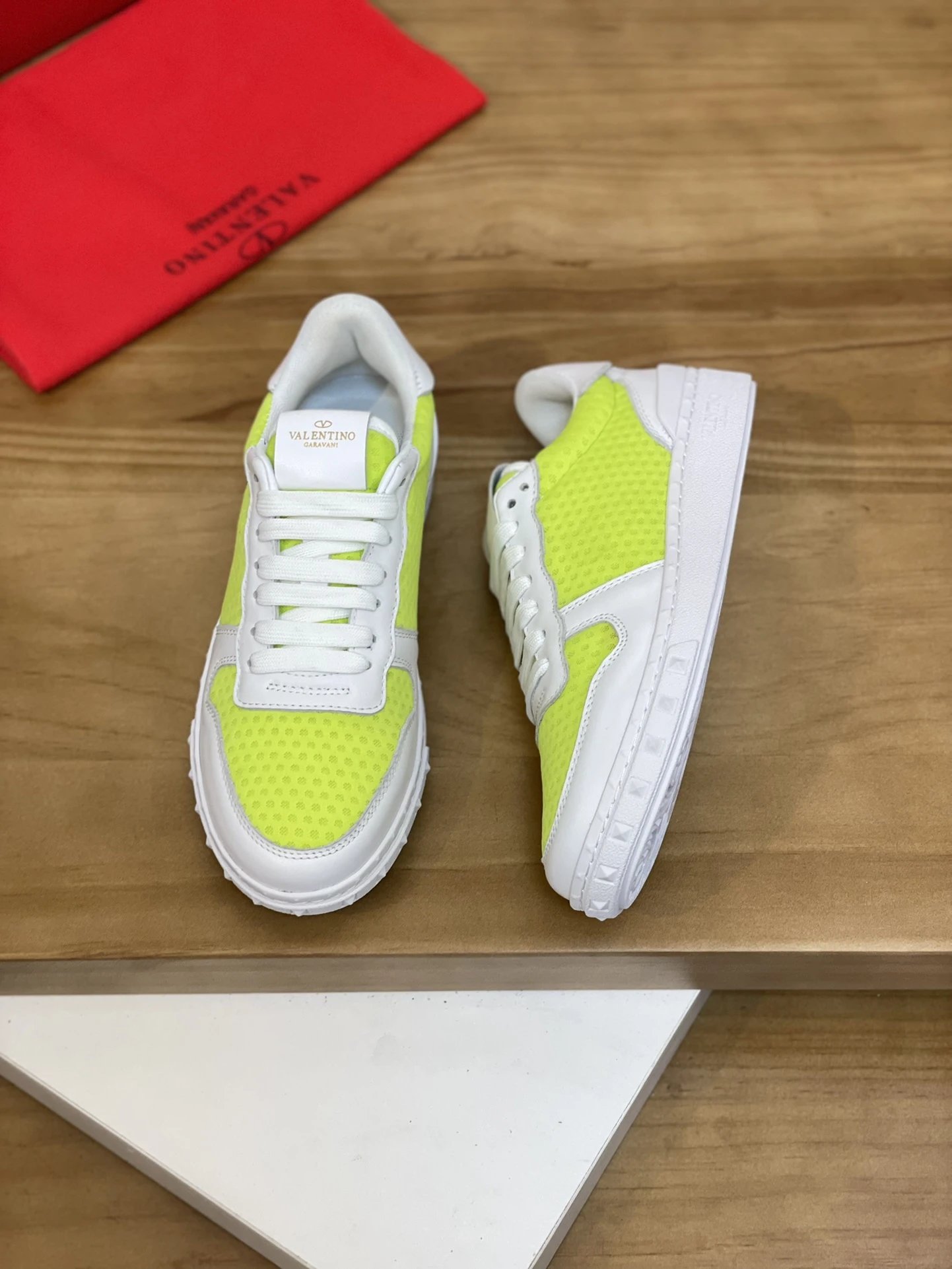 Valentino Garavani Sneakers VLogo low-top with studded heel detail — 31