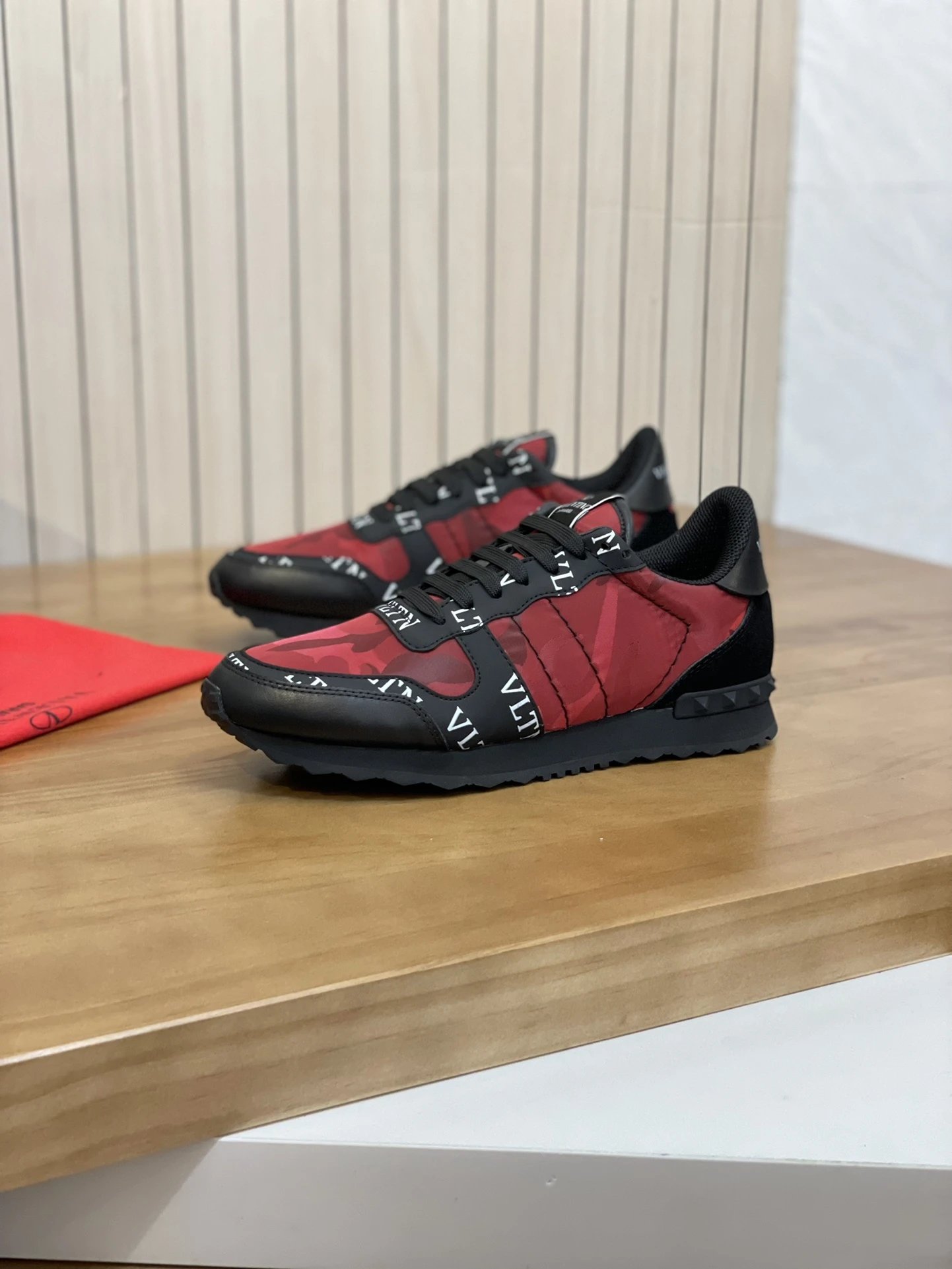 Valentino Garavani Sneakers VLogo low-top with studded heel detail — 22