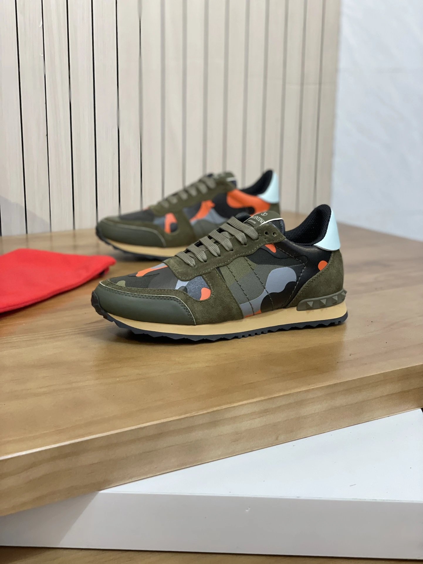 Valentino Garavani Sneakers VLogo low-top with studded heel detail — 13