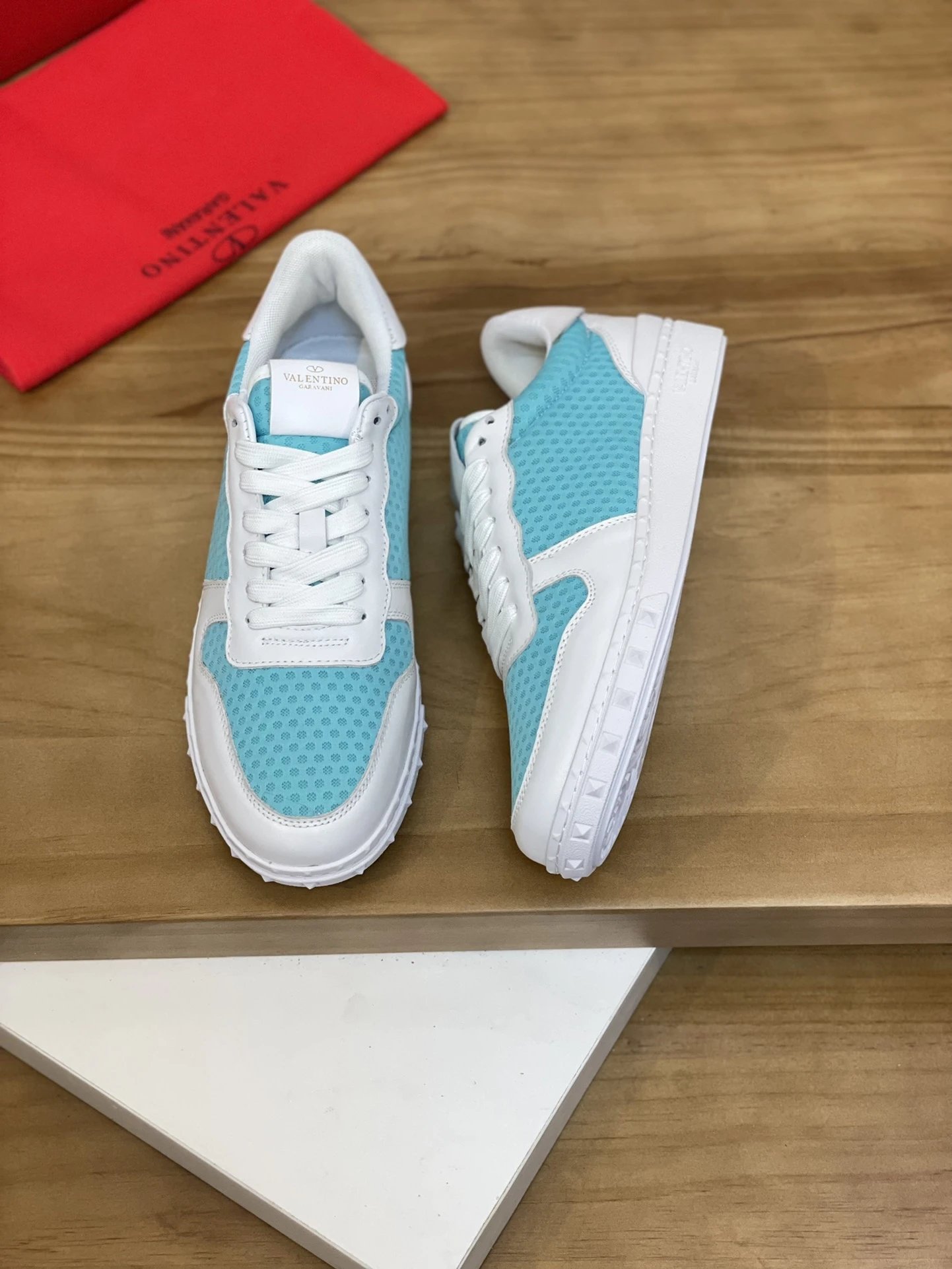 Valentino Garavani Sneakers VLogo low-top with studded heel detail — 29