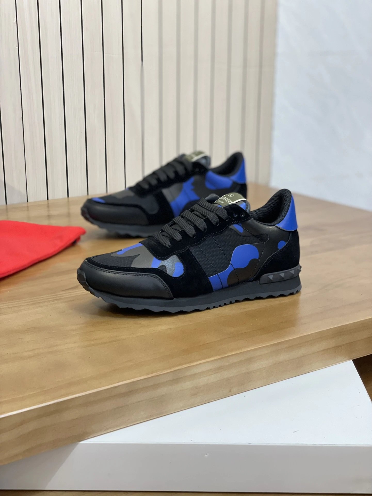 Valentino Garavani Sneakers VLogo low-top with studded heel detail — 14
