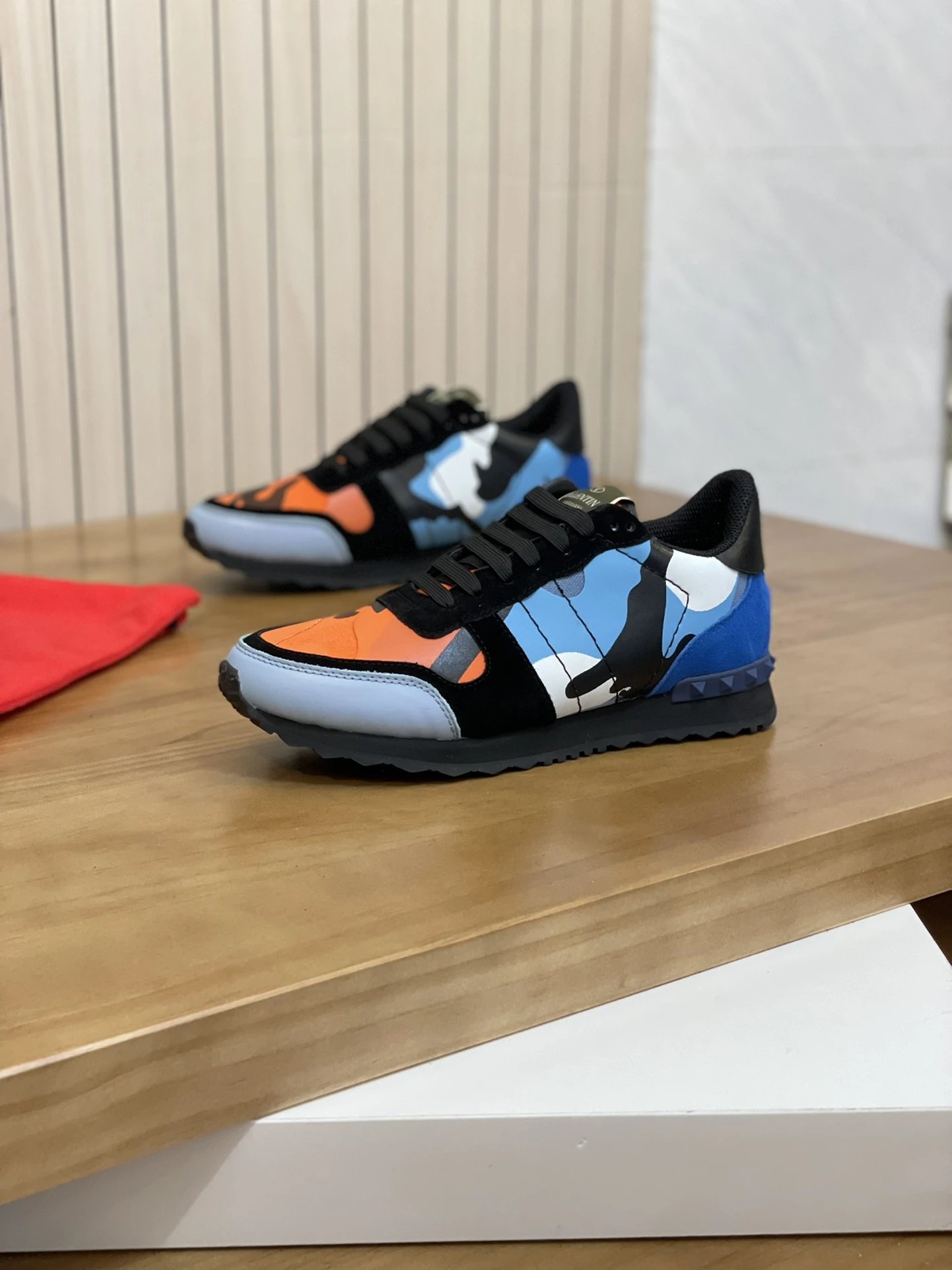 Valentino Garavani Sneakers VLogo low-top with studded heel detail image 4