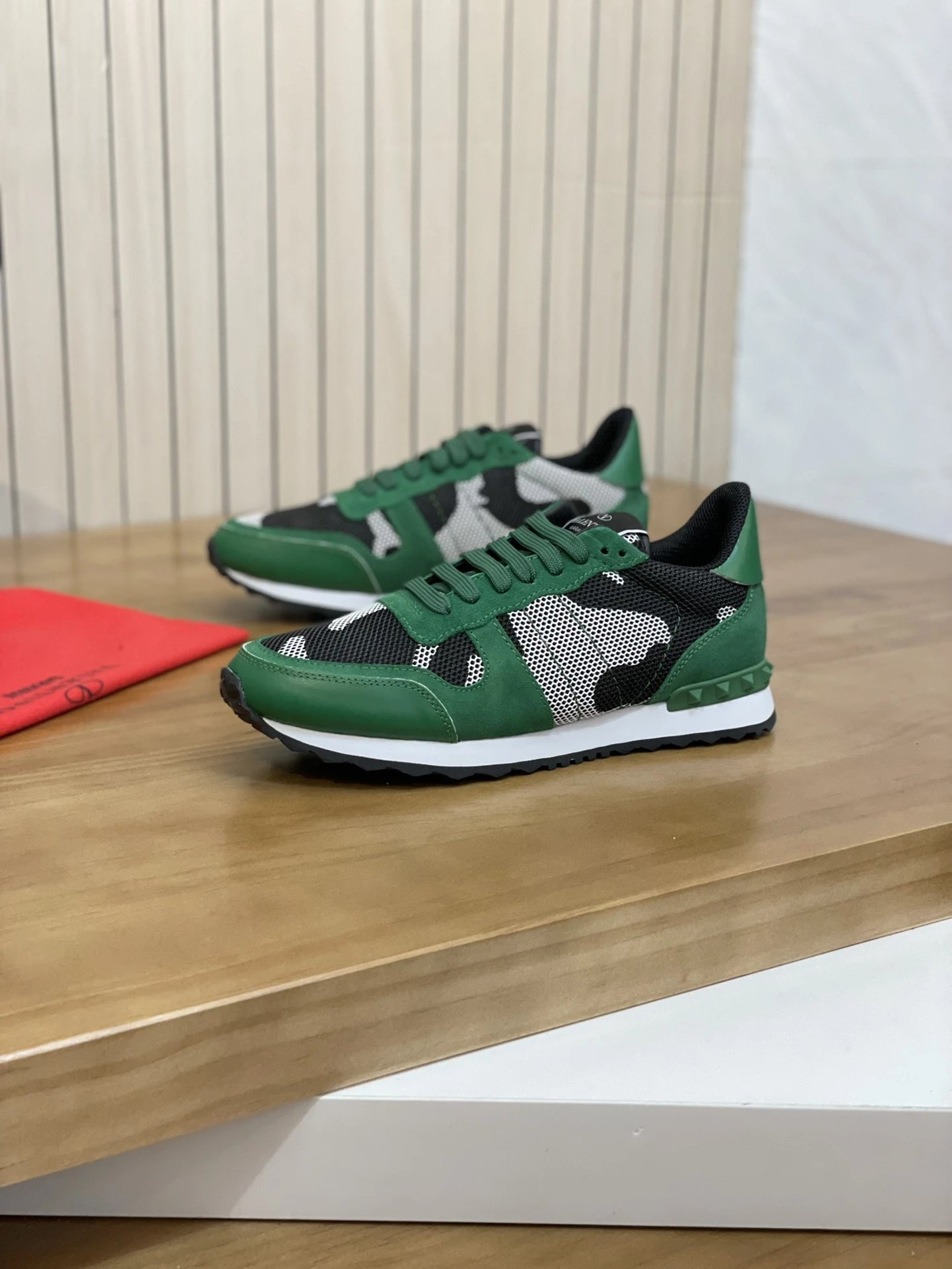 Valentino Garavani Sneakers VLogo low-top with studded heel detail image 10