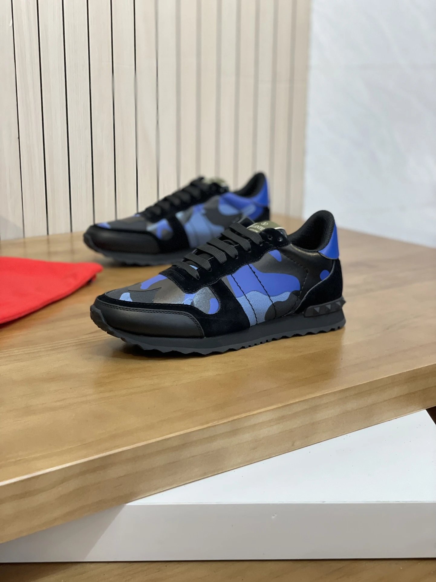 Valentino Garavani Sneakers VLogo low-top with studded heel detail image 6