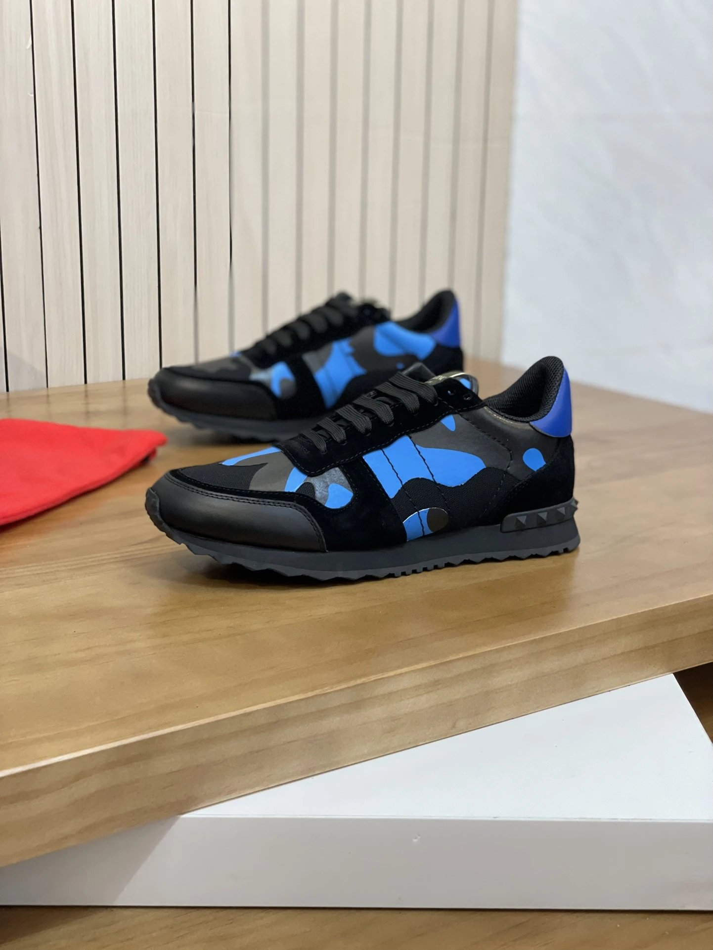 Valentino Garavani Sneakers VLogo low-top with studded heel detail — 05