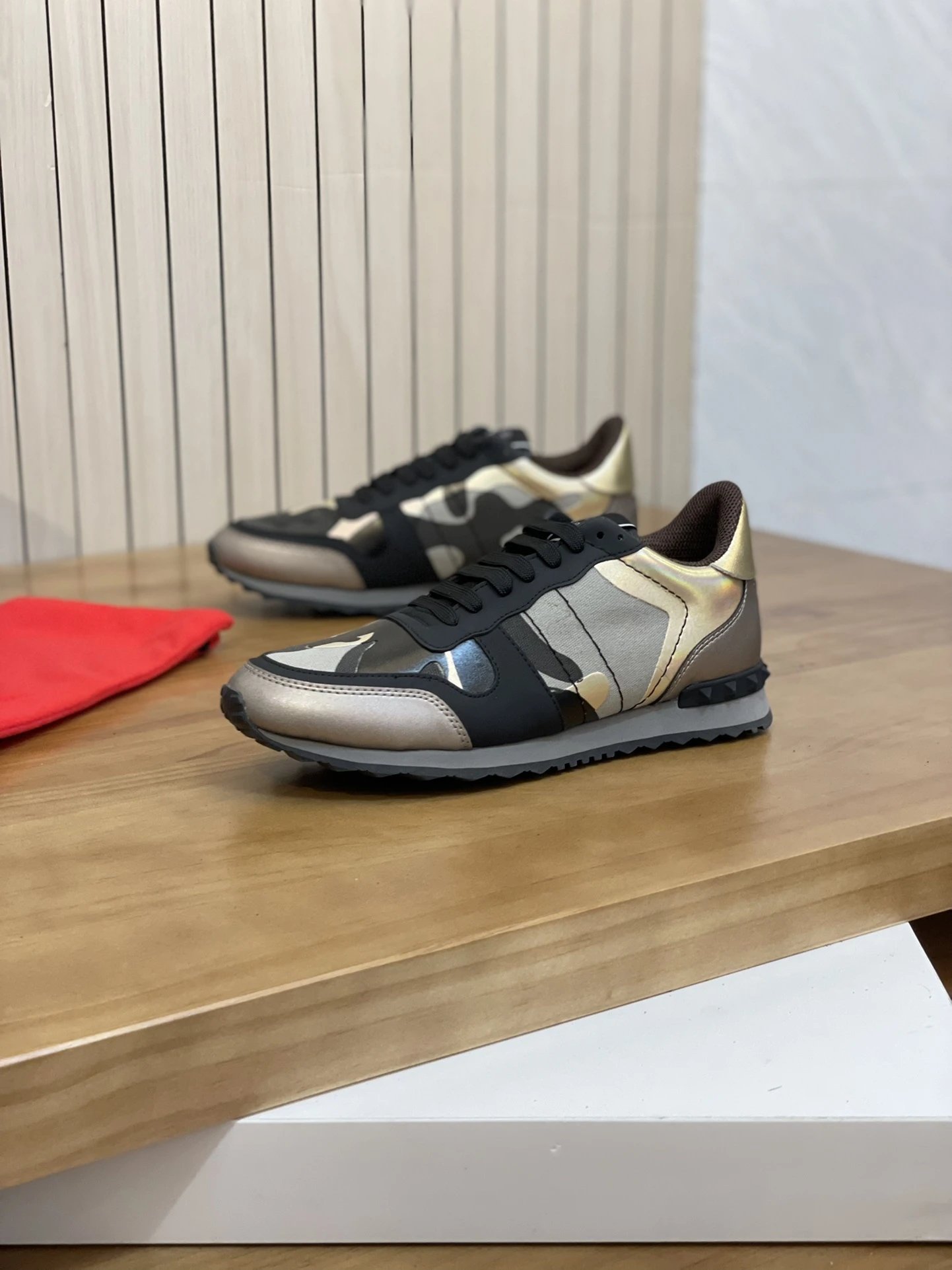 Valentino Garavani Sneakers VLogo low-top with studded heel detail — 12