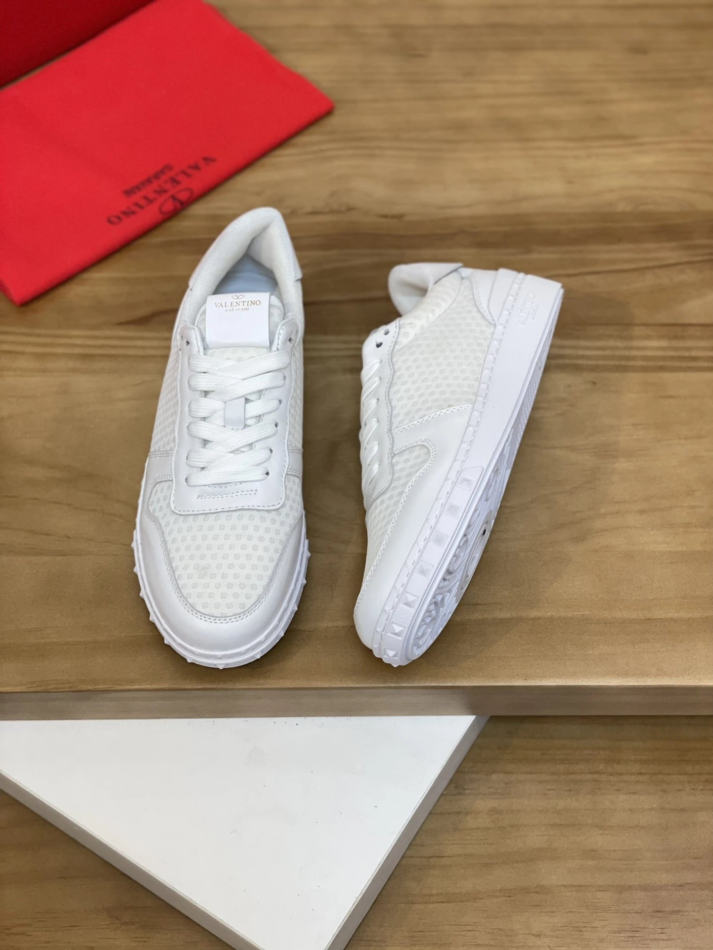 Valentino Garavani Sneakers VLogo low-top with studded heel detail — 28