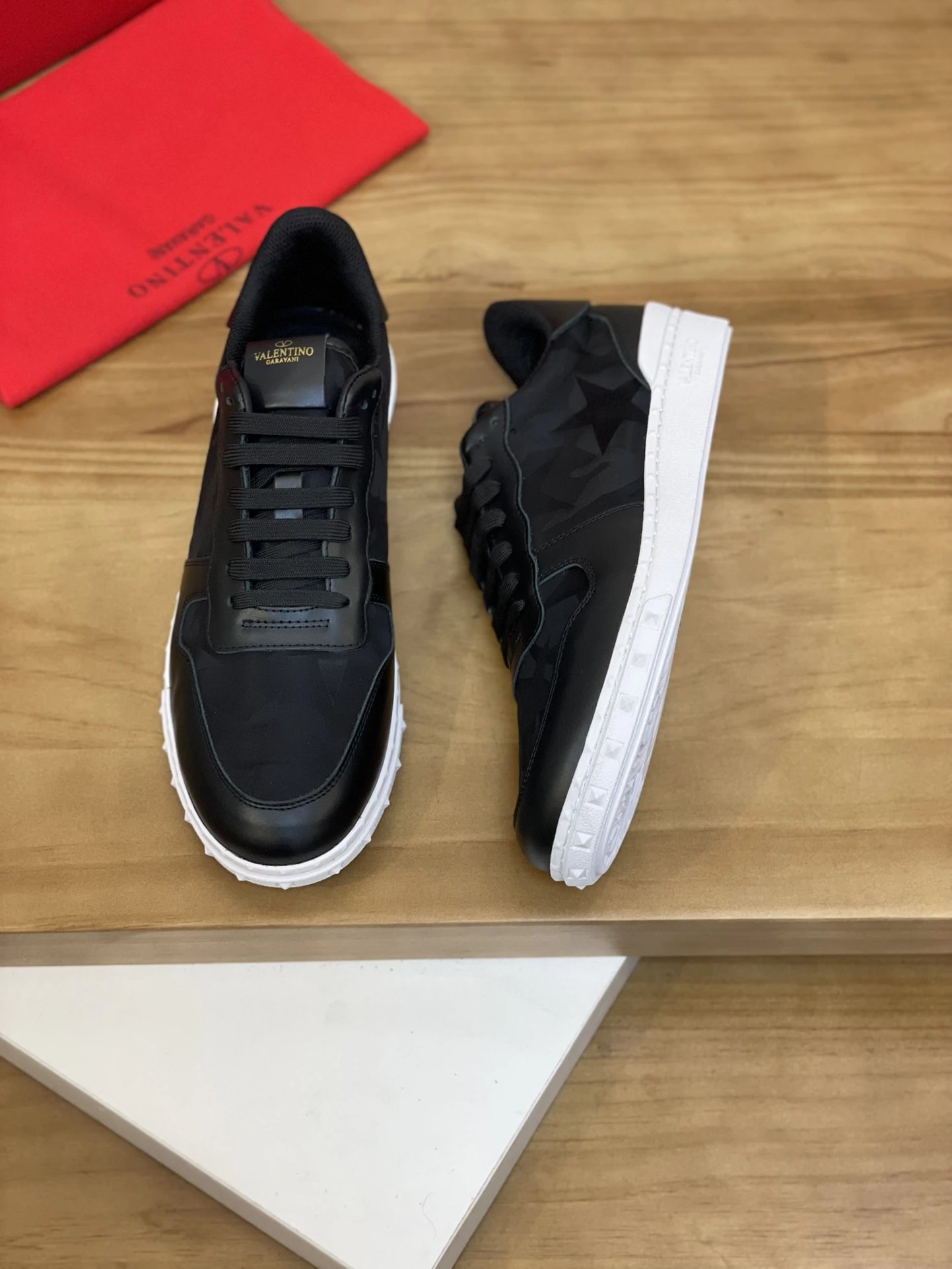 Valentino Garavani Sneakers VLogo low-top with studded heel detail — 27