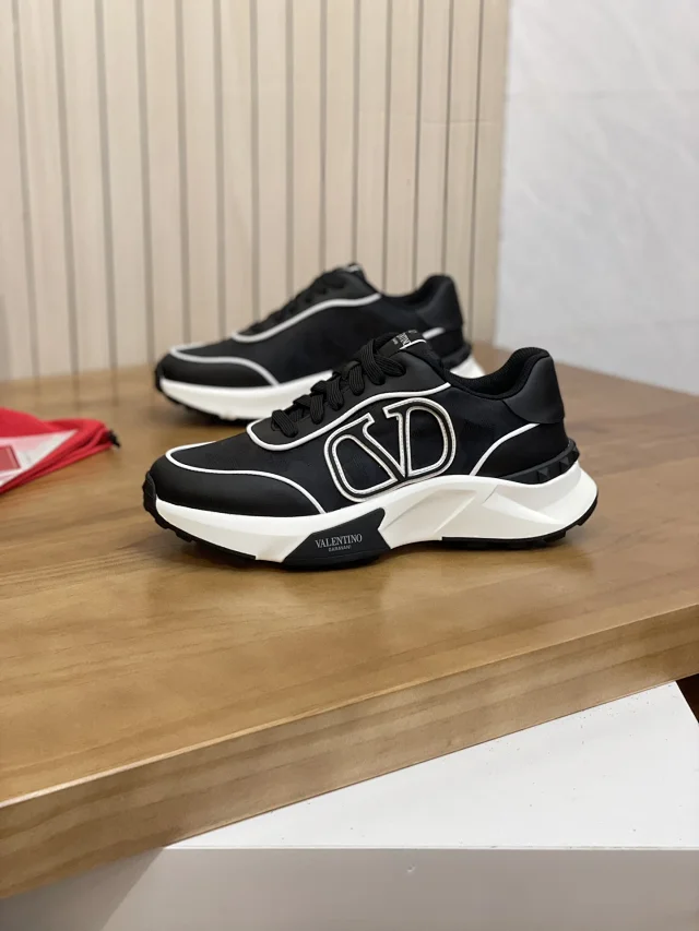 Valentino Garavani Sneakers VLogo low-top with studded heel detail product detail image 2