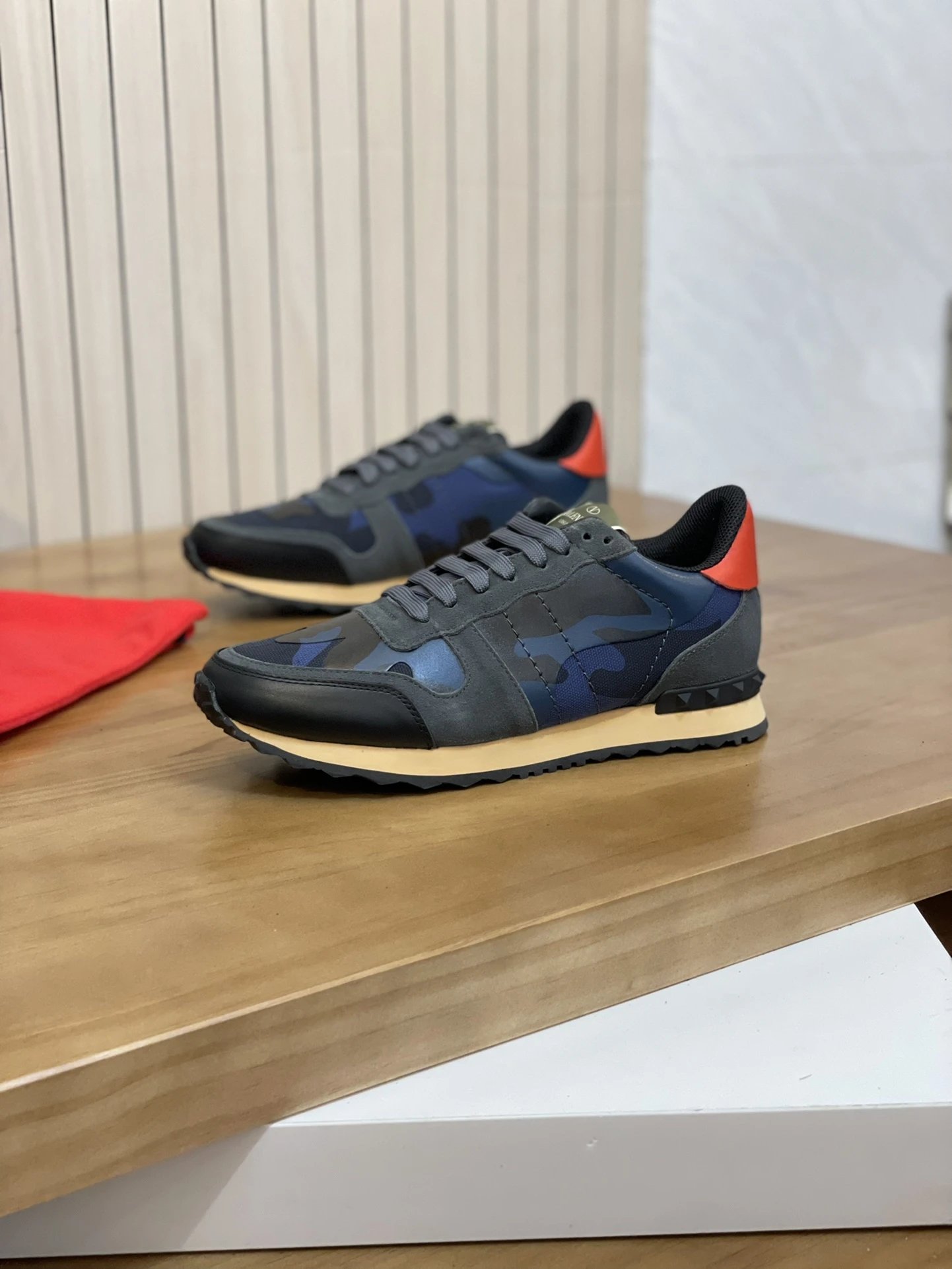 Valentino Garavani Sneakers VLogo low-top with studded heel detail — 11
