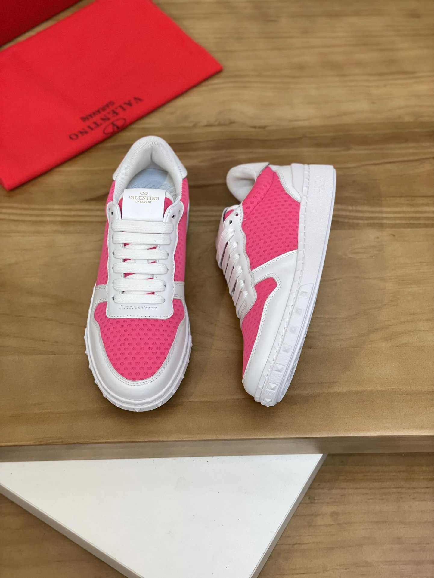 Valentino Garavani Sneakers VLogo low-top with studded heel detail — 35