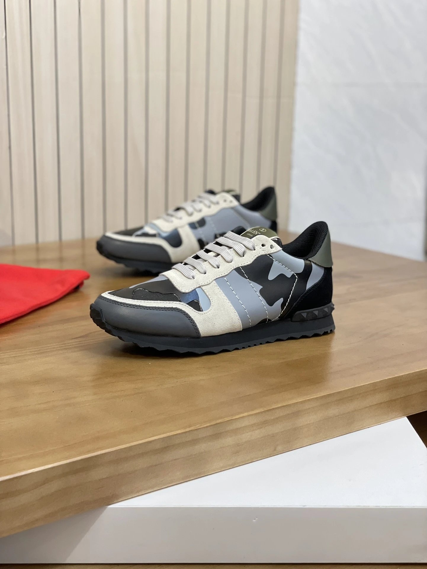Valentino Garavani Sneakers VLogo low-top with studded heel detail image 5