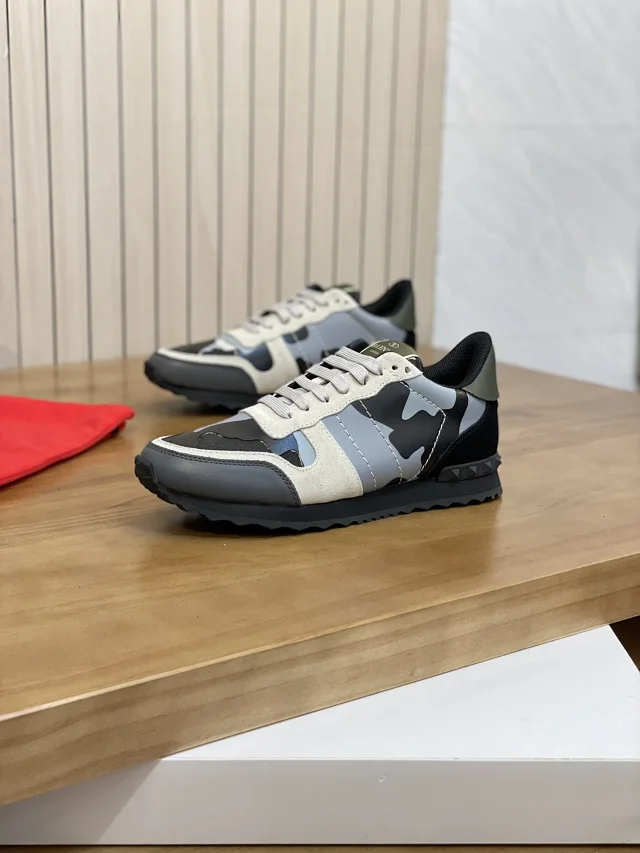 Valentino Garavani Sneakers VLogo low-top with studded heel detail product detail image 4