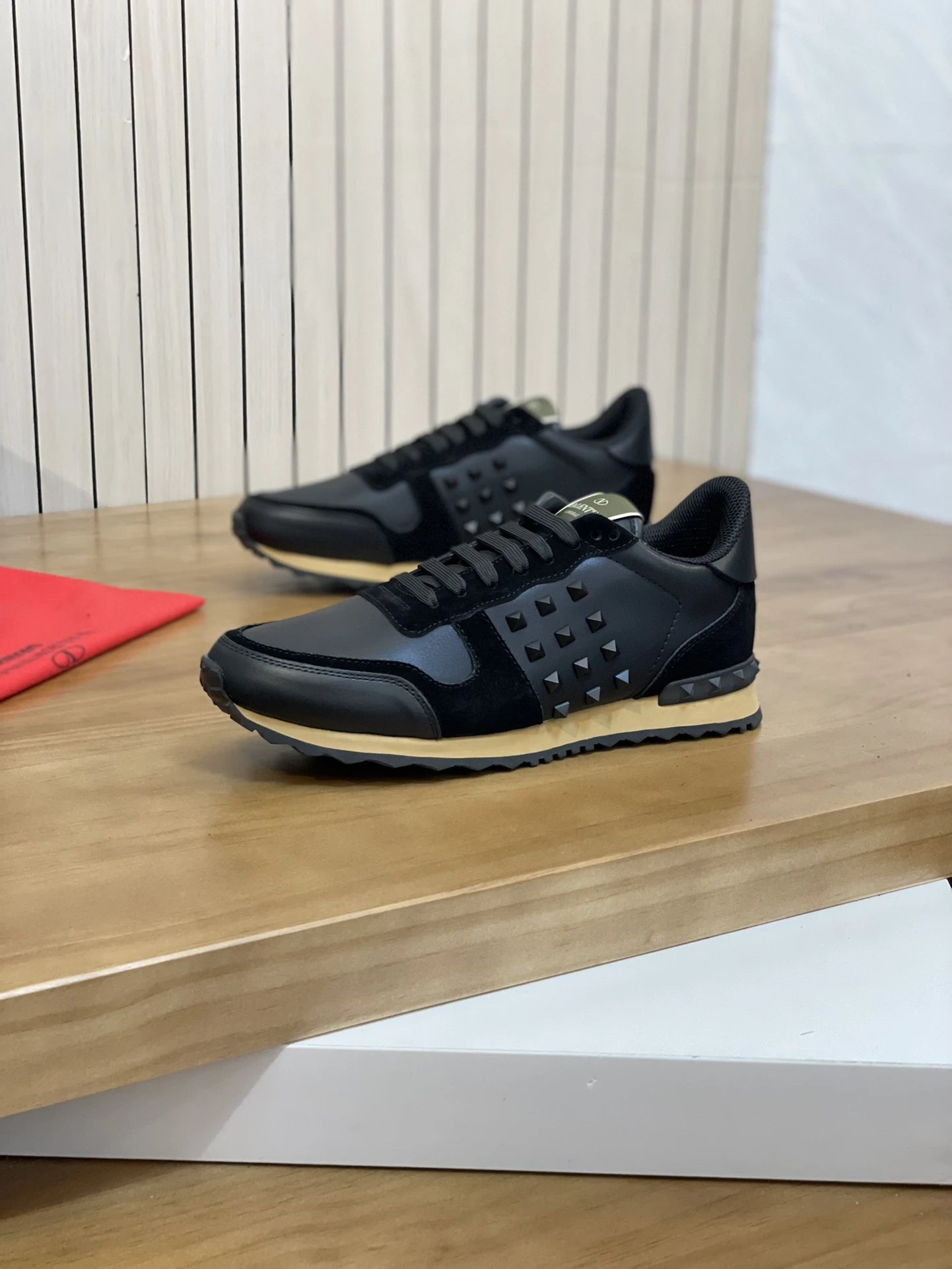 Valentino Garavani Sneakers VLogo low-top with studded heel detail — 18