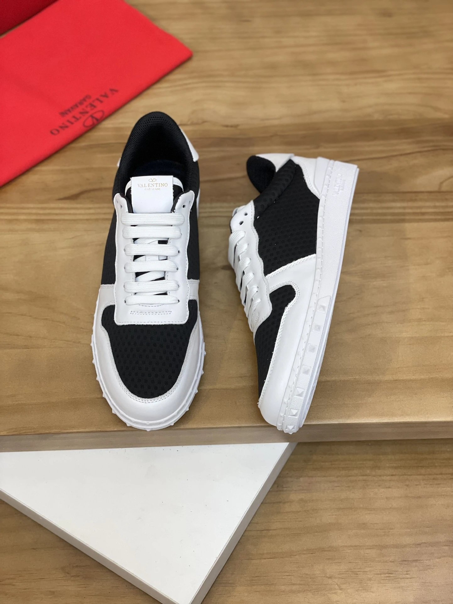 Valentino Garavani Sneakers VLogo low-top with studded heel detail — 32