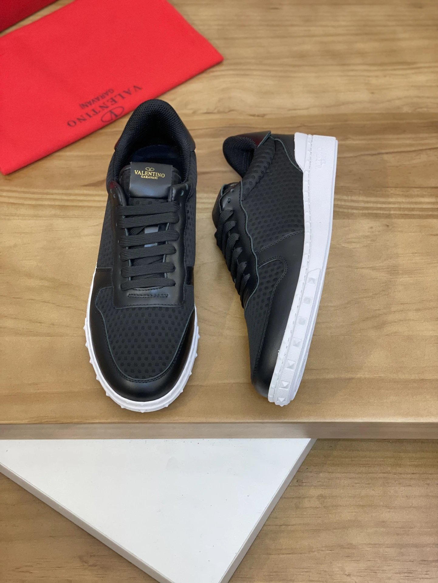 Valentino Garavani Sneakers VLogo low-top with studded heel detail — 33