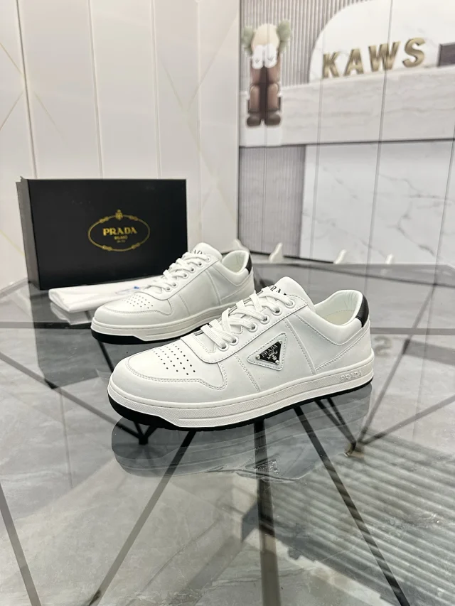 Prada Sneakers Low-Top Triangle Logo product detail image 1