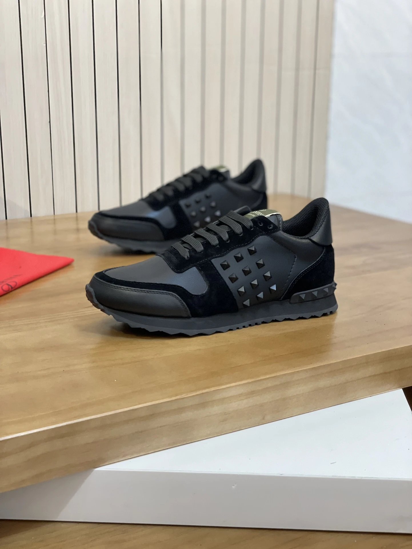 Valentino Garavani Sneakers VLogo low-top with studded heel detail — 17