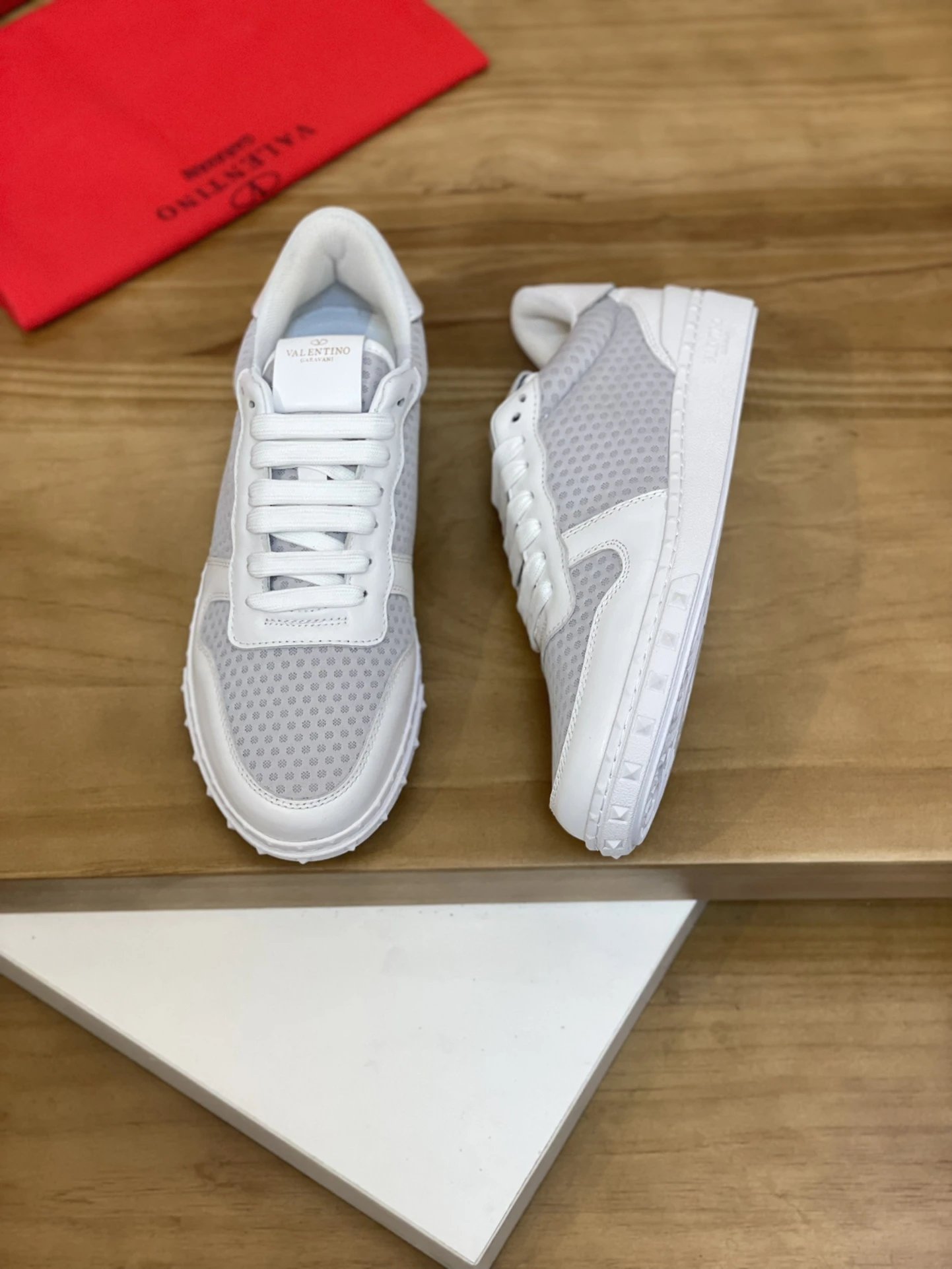 Valentino Garavani Sneakers VLogo low-top with studded heel detail — 37