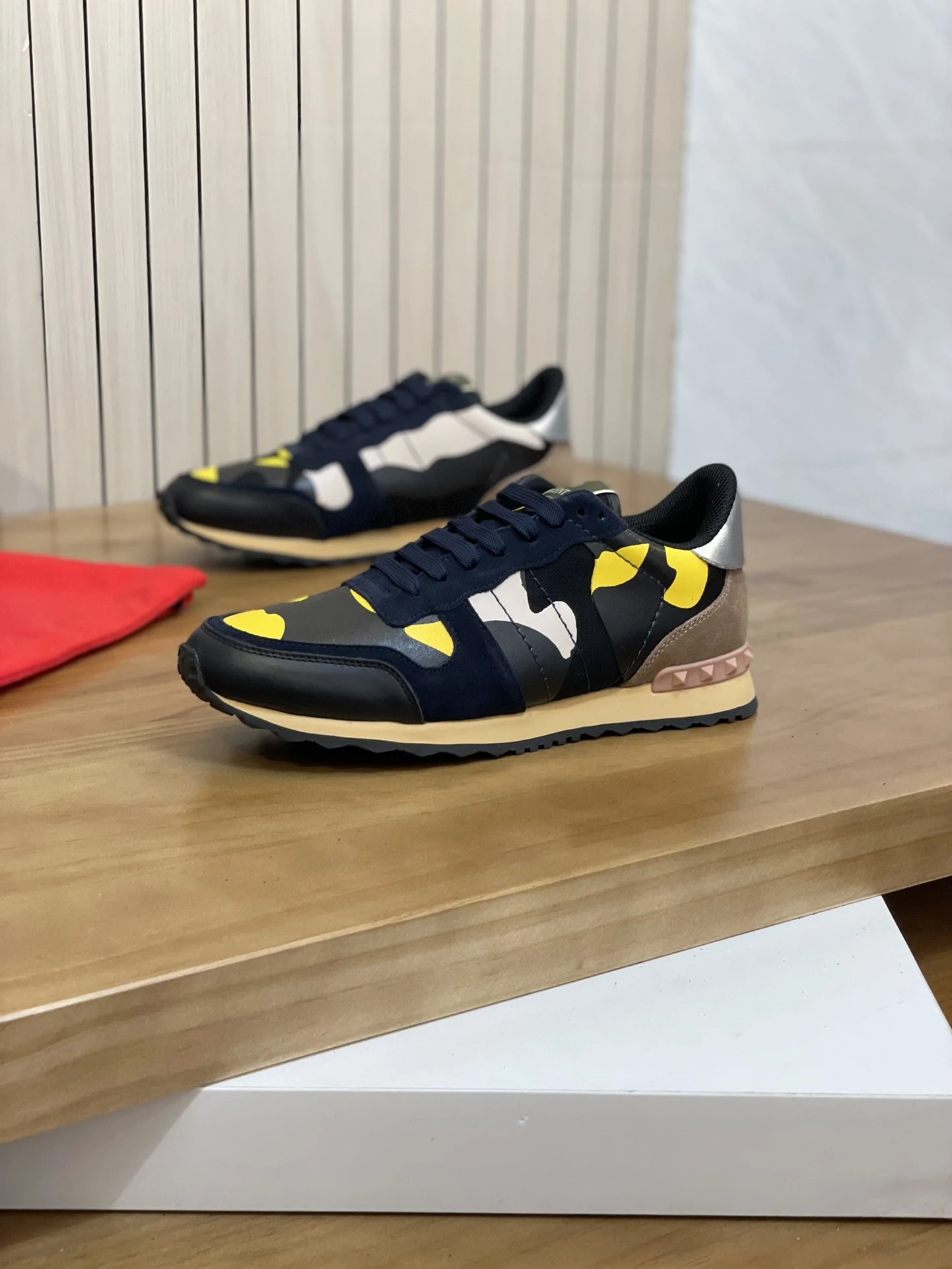 Valentino Garavani Sneakers VLogo low-top with studded heel detail — 09