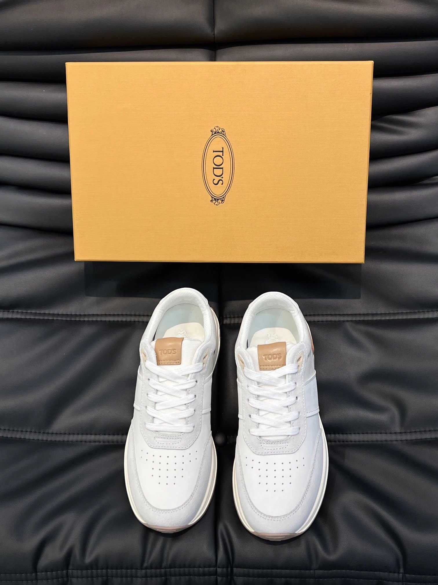 Tod's Sneakers Low-Top Lace-Up Perforated Toe — 02