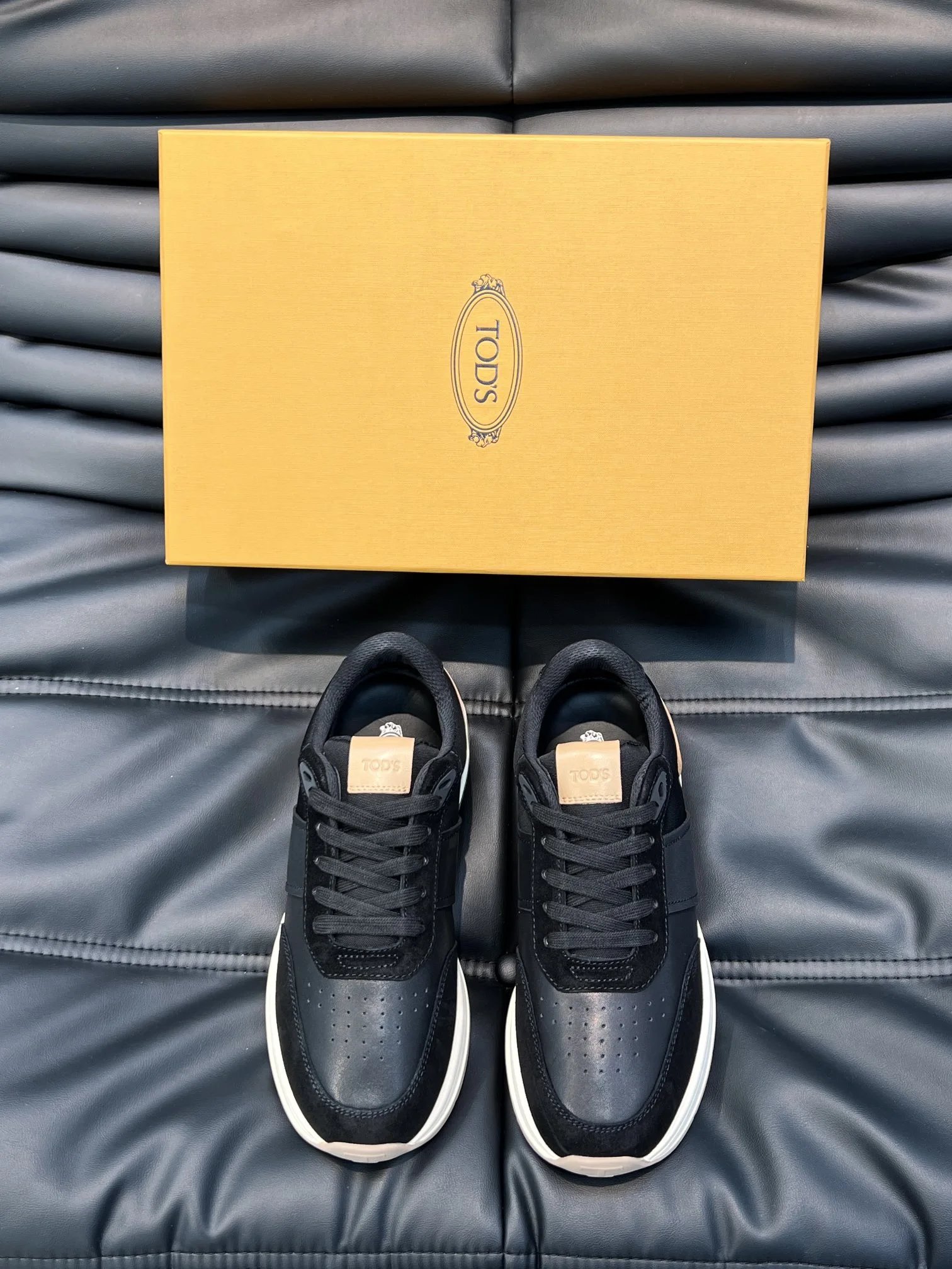 Tod's Sneakers Low-Top Lace-Up Perforated Toe — 01