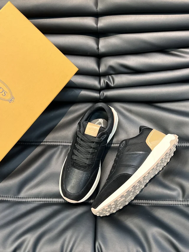 Tod's Sneakers Low-Top Lace-Up Perforated Toe product detail image 1