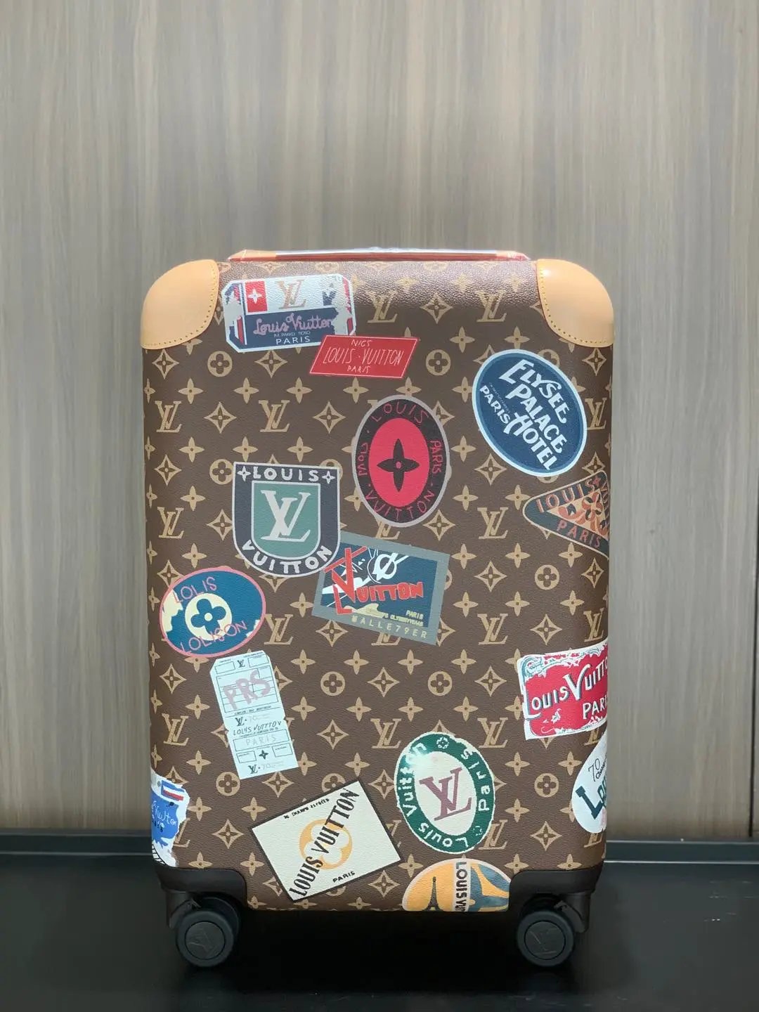 Louis Vuitton Travel Bags Monogram Spinner Suitcase — 22