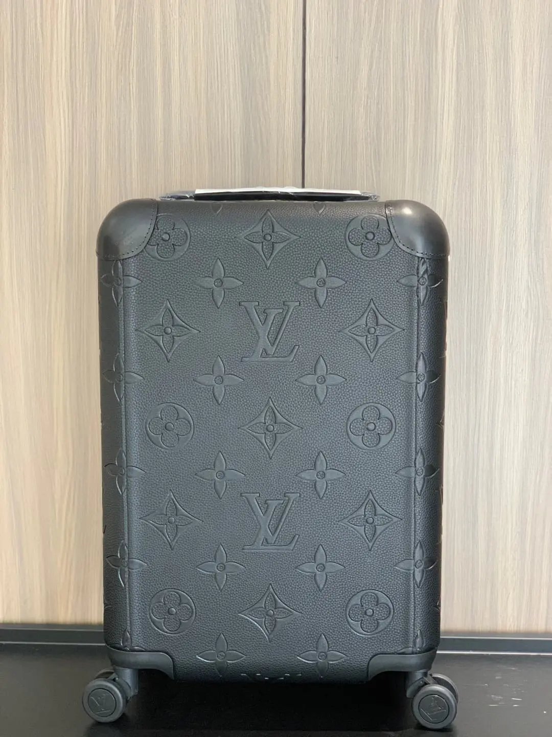 Louis Vuitton Travel Bags Monogram Spinner Suitcase — 18