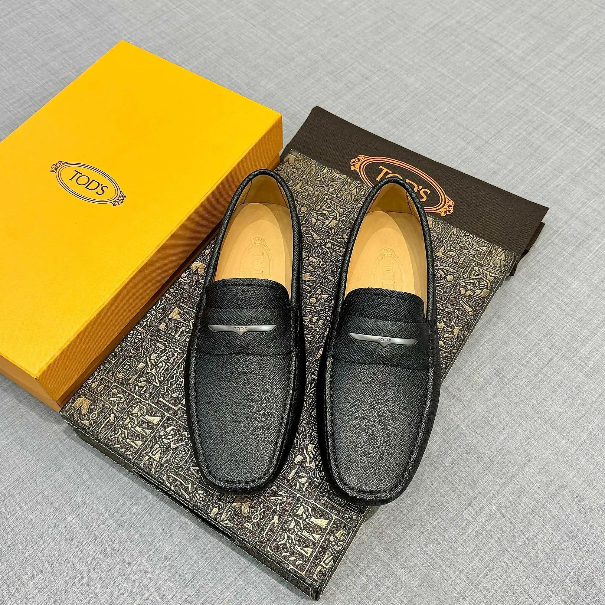 Tod's Leather Shoes Gommino Moccasins — 30