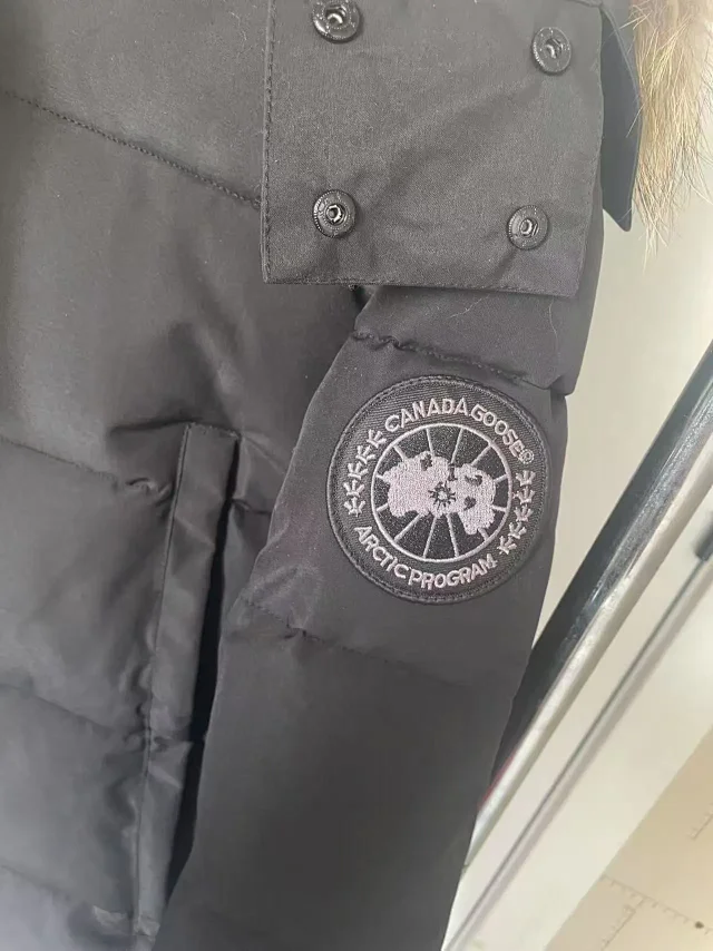 Moncler Vests Quilted Puffer Vest product detail image 3