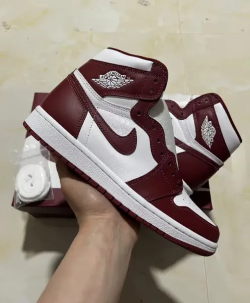 Off-White x Air Jordan 1 Chicago Red Sneakers - 22