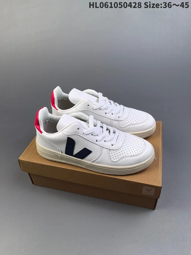 Veja Sneakers Low-top V-logo product detail image 25