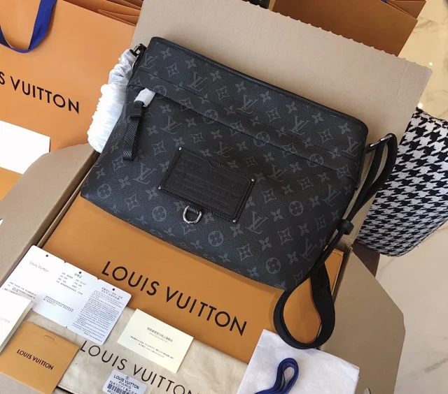 Louis Vuitton Crossbody Bags Monogram Zip Bag product detail image 11