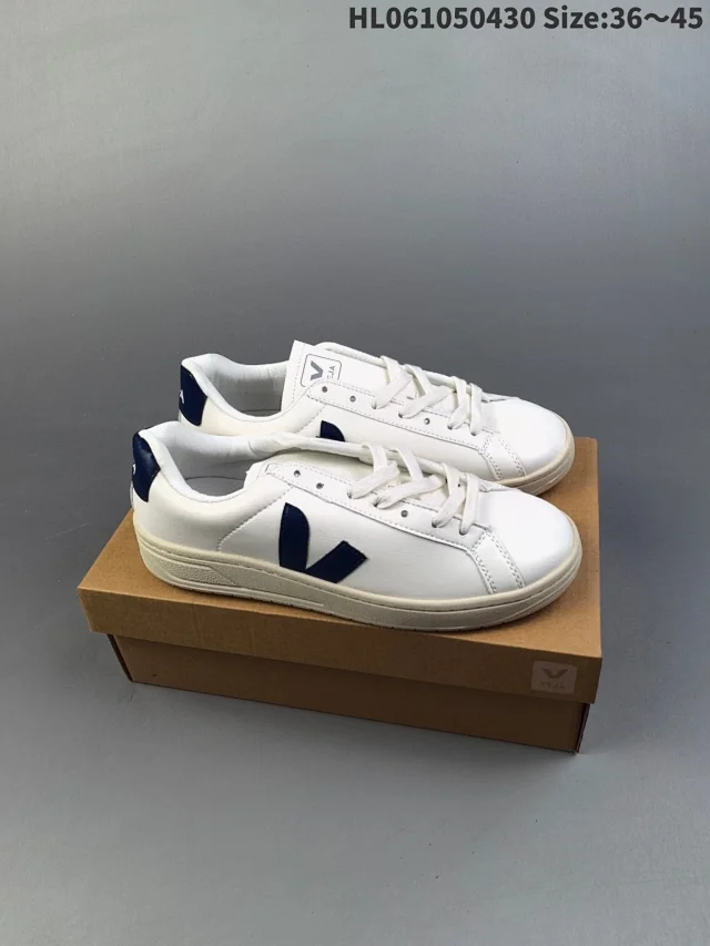 Veja Sneakers Low-top V-logo product detail image 22