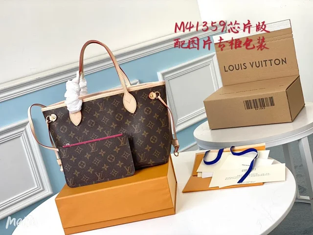 Louis Vuitton Crossbody Bags Monogram Zip Bag product detail image 25
