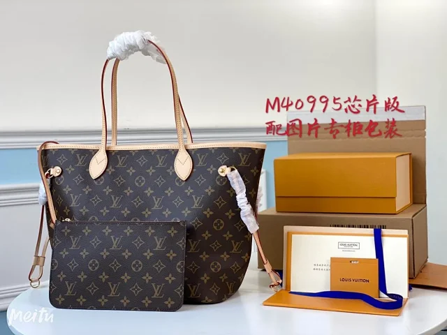 Louis Vuitton Crossbody Bags Monogram Zip Bag product detail image 19