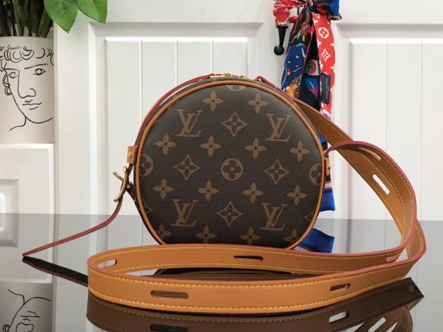 Louis Vuitton Crossbody Bags Monogram Zip Bag product detail image 21