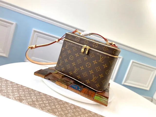 Louis Vuitton Crossbody Bags Monogram Zip Bag product detail image 24