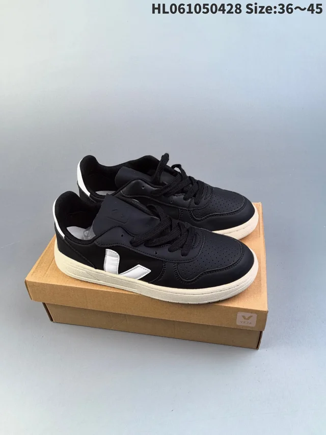 Veja Sneakers Low-top V-logo product detail image 23
