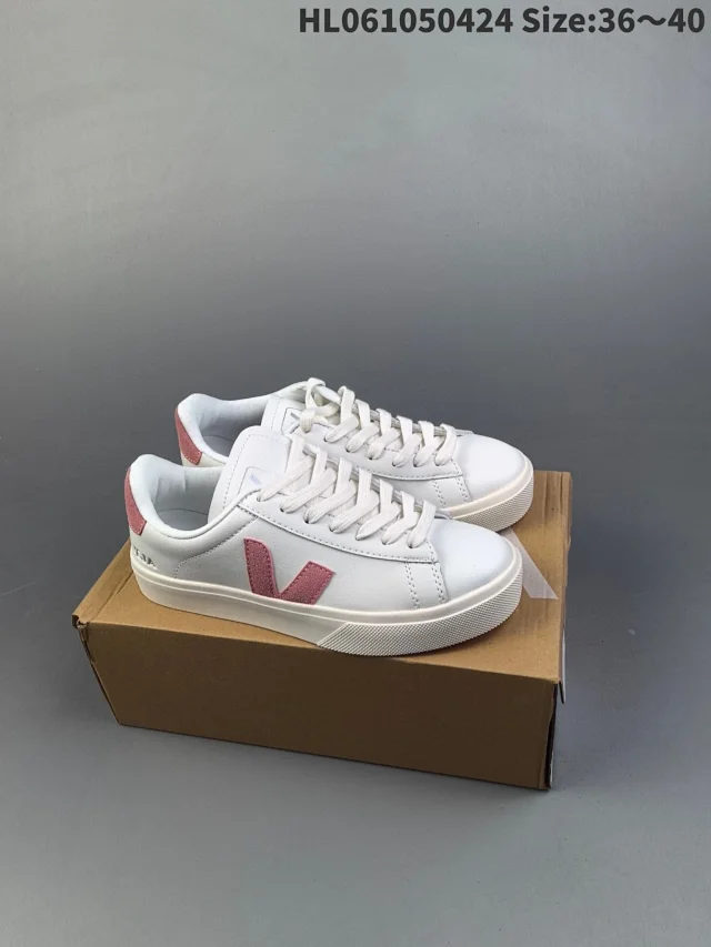 Veja Sneakers Low-top V-logo product detail image 44