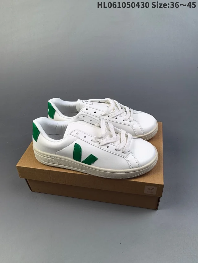 Veja Sneakers Low-top V-logo product detail image 18